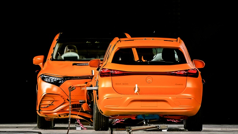 Mercedes-Benz устроил лобовое столкновение электрокаров