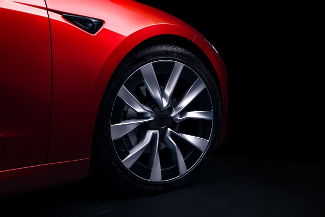 Tesla наконец-то начала продавать в США обновленную Model 3