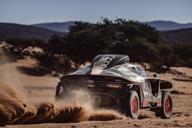 Все три Audi RS Q e-tron преодолели «Дакар '2022»