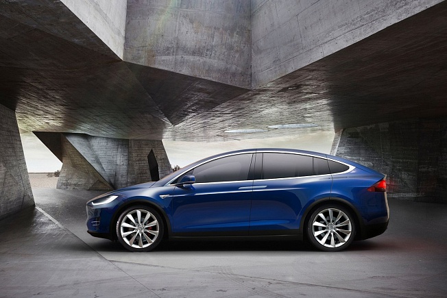 Выводим Tesla Model X на большую дорогу